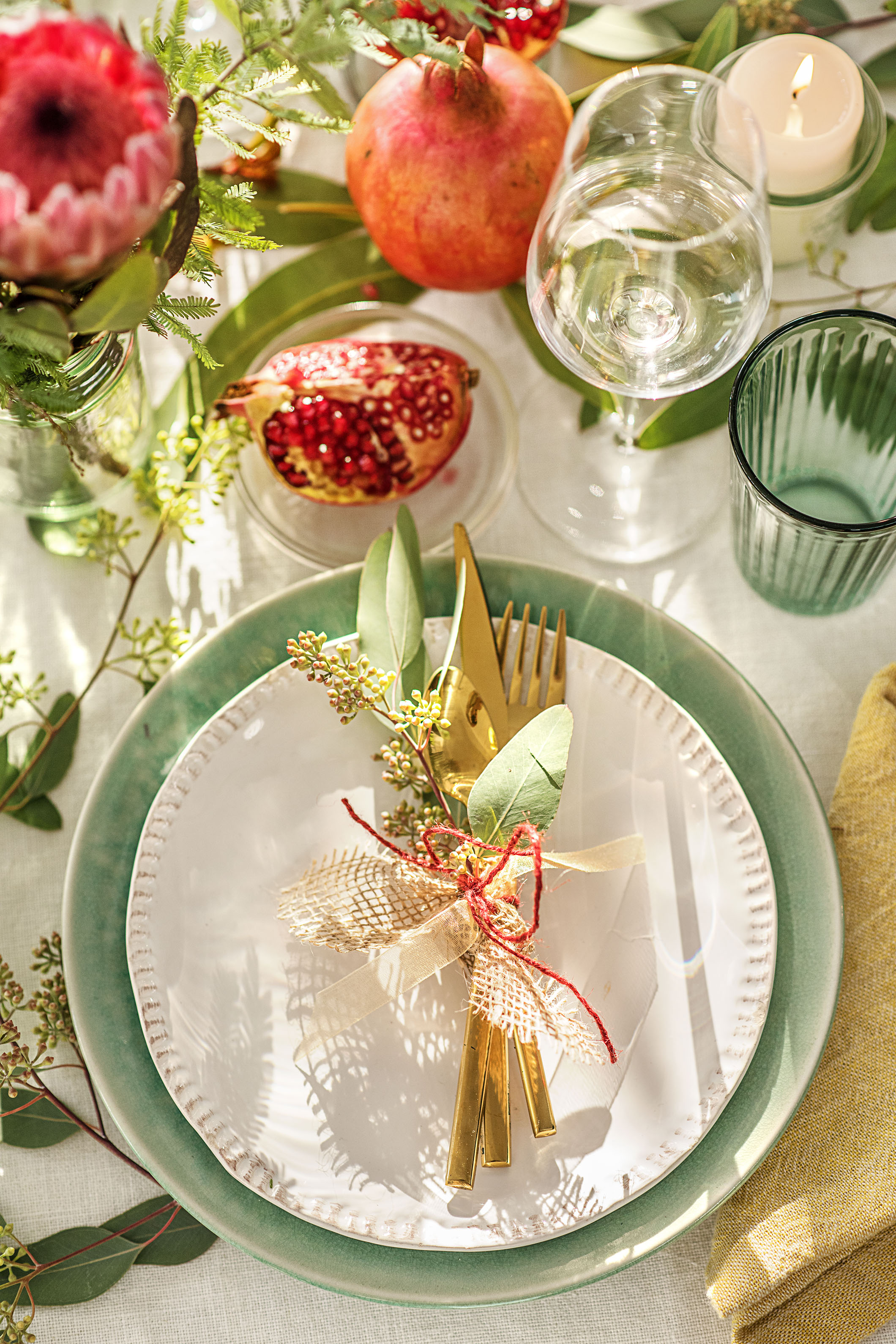 how to decorate your Christmas table